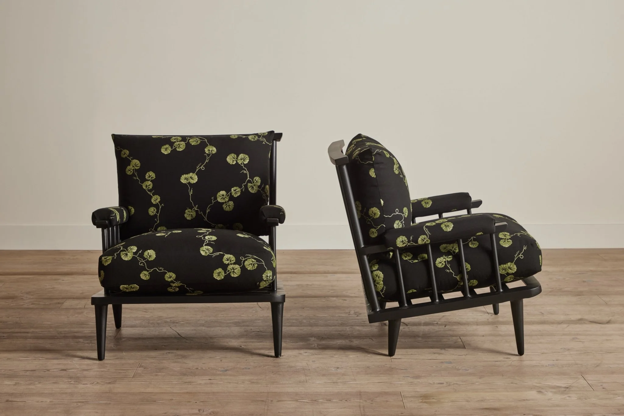 Metal Spindle Back Viewing Chair - Image 10