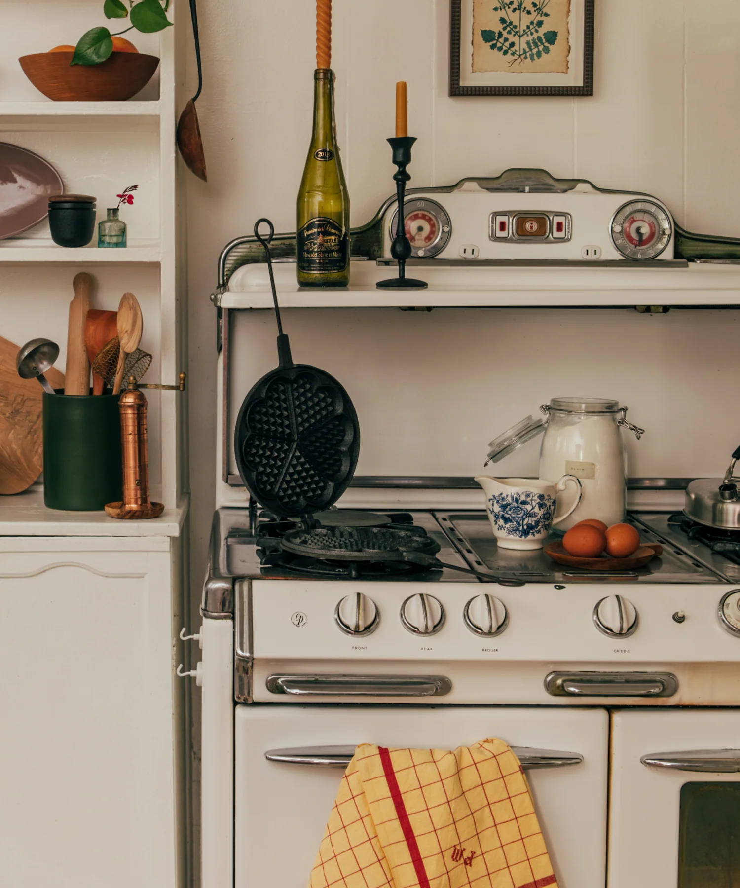 Cast Iron and Walnut Swing Spice Mill - Image 3